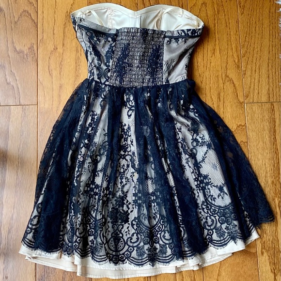 Guess | strapless black lace over cream bodice. - Picture 2 of 6